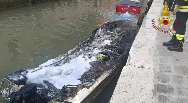 Venezia: barca avvolta dalle fiamme. Nell’incendio ferito il proprietario
