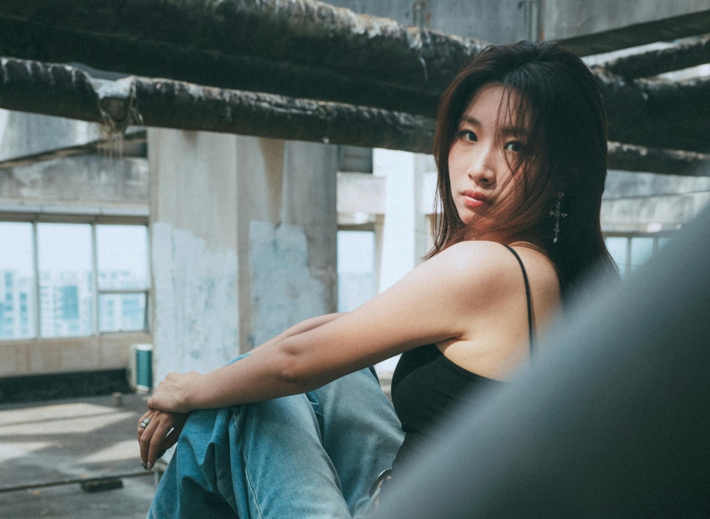 工业风废墟写真 | 水泥墙 + 冷调光影 | 自带故事感的清冷气质