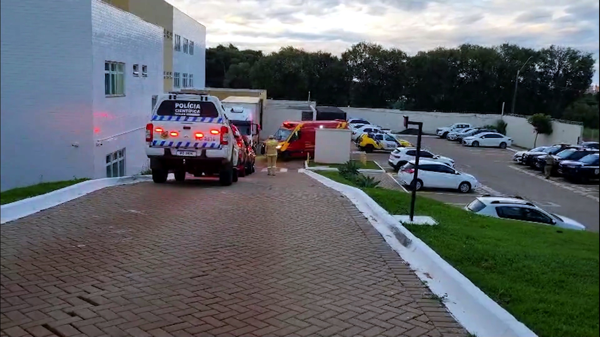 Policial ferido é socorrido pelo Siate na delegacia