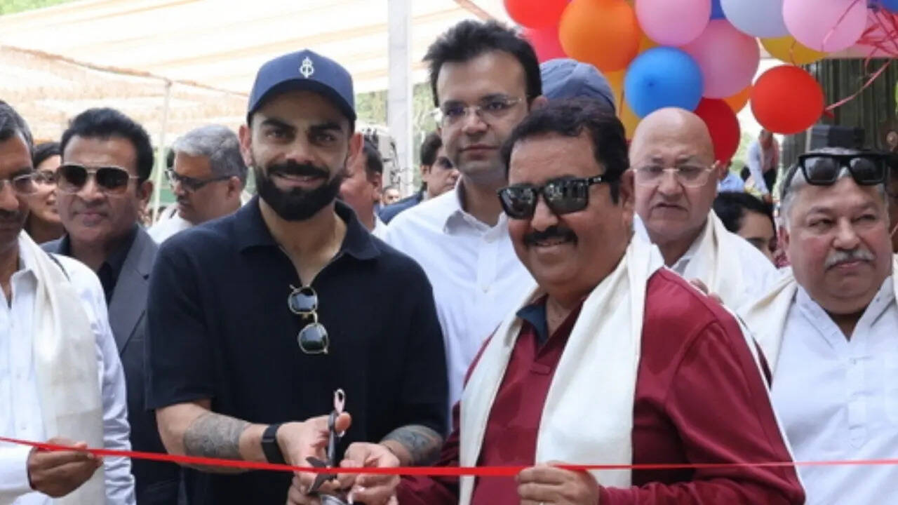 Virat Kohli’s special gesture for childhood coach Rajkumar Sharma wins ...
