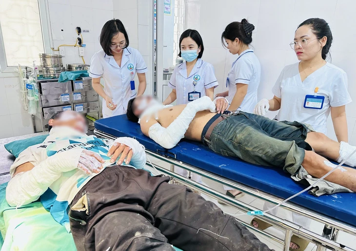 Dùng bình gas làm thịt chó, hai người bỏng nặng