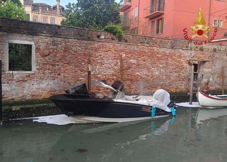 Venezia: barca avvolta dalle fiamme. Nell’incendio ferito il proprietario