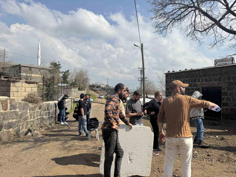 TERÖRSÜZ TÜRKİYE SÜRECİ SONRASI DOĞU VE GÜNEYDOĞU ANADOLU BÖLGESİNE İLGİ HER GEÇEN GÜN ARTMAYA DEVAM EDİYOR. BU ÇERÇEVEDE BÖLGENİN YAŞAM TARZINI ANLATAN VE BAŞROLLERİNDE LEVENT İNANIR, HALİL İBRAHİM KALAYCIOĞLU GİBİ YILDIZ İSİMLERİN BULUNDUĞU ZORDAYIM BABA İSİMLİ FİLMİN ÇEKİMLERİ DİYARBAKIR'DA DEVAM EDİYOR.