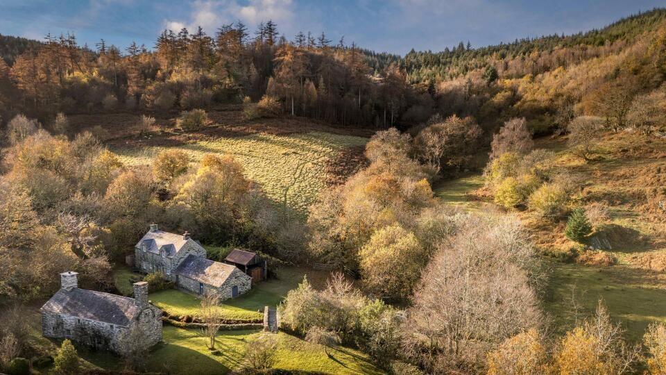Rent an idyllic farmhouse for just £700 a month - but you must watch ...