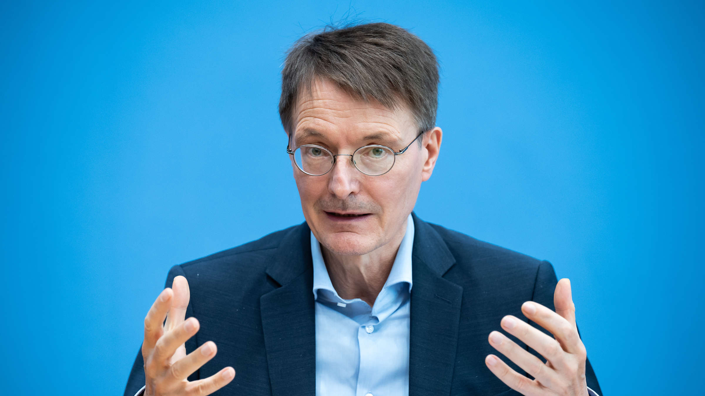 Regierung verbietet 156 Ärzten über Nacht die Arbeit - dann verlieren ...