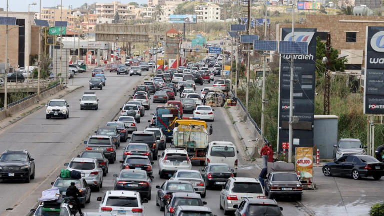 Une autoroute embouteillée alors que des civils fuient leurs foyers vers le nord du Liban, quelques heures après une escalade militaire marquée par des frappes aériennes israéliennes dans le sud du pays, le 26 avril 2026.