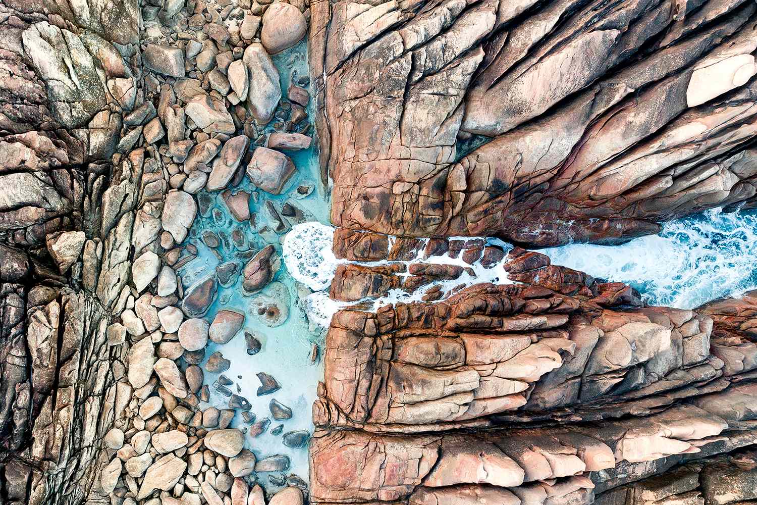 Man drowns after being swept off rocks and into the ocean at popular ...
