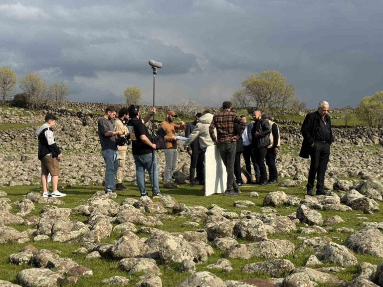 TERÖRSÜZ TÜRKİYE SÜRECİ SONRASI DOĞU VE GÜNEYDOĞU ANADOLU BÖLGESİNE İLGİ HER GEÇEN GÜN ARTMAYA DEVAM EDİYOR. BU ÇERÇEVEDE BÖLGENİN YAŞAM TARZINI ANLATAN VE BAŞROLLERİNDE LEVENT İNANIR, HALİL İBRAHİM KALAYCIOĞLU GİBİ YILDIZ İSİMLERİN BULUNDUĞU ZORDAYIM BABA İSİMLİ FİLMİN ÇEKİMLERİ DİYARBAKIR'DA DEVAM EDİYOR.