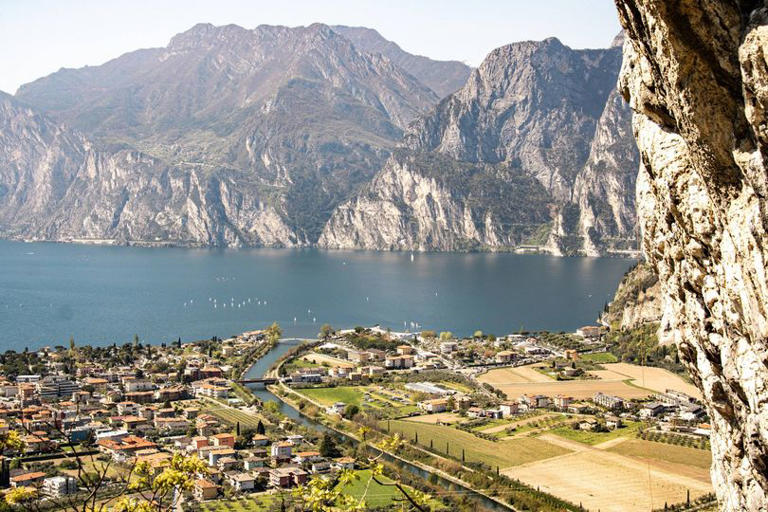 Brits offered £83,000 to move to stunning Italian James Bond film location