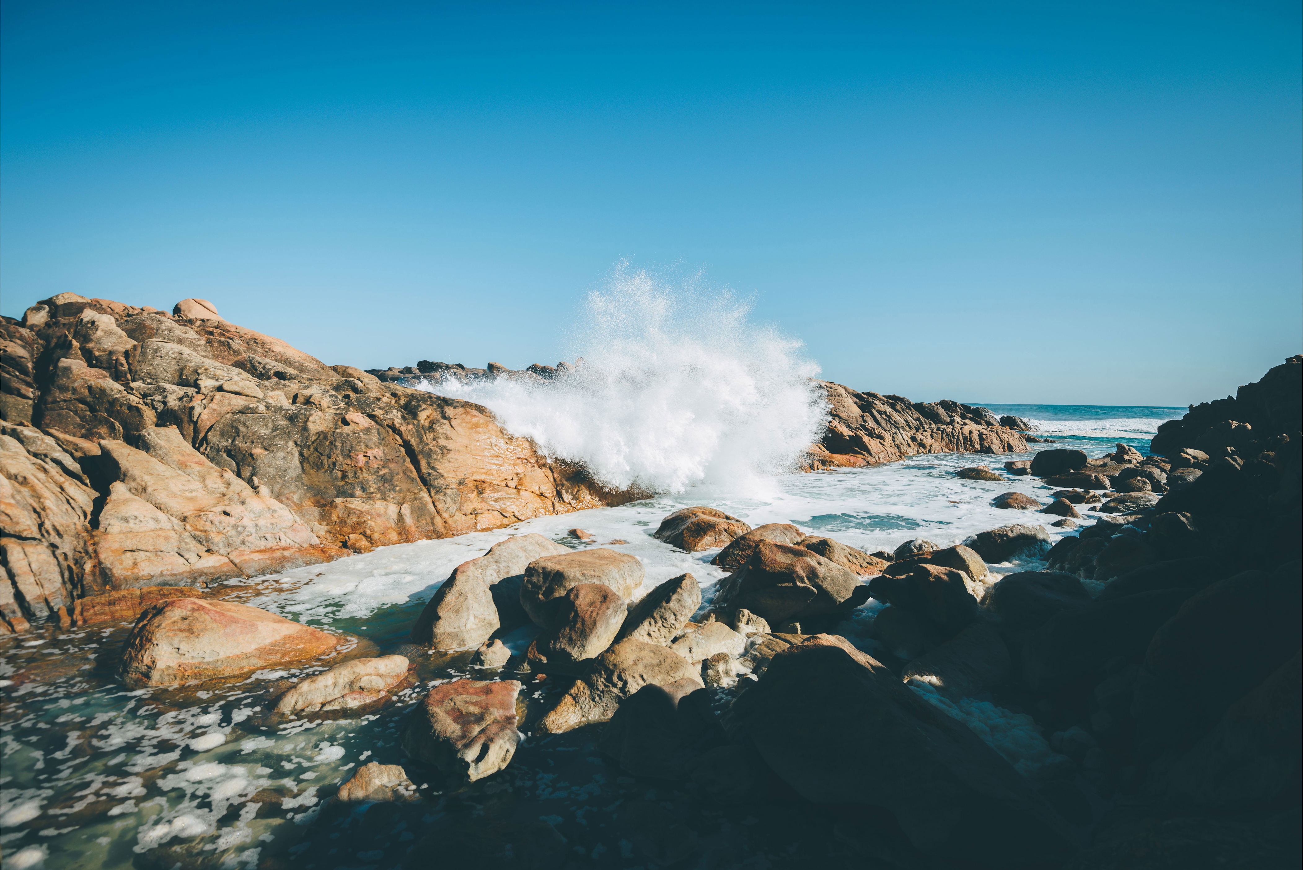 Tourist drowns after being swept off rocks at popular WA beach