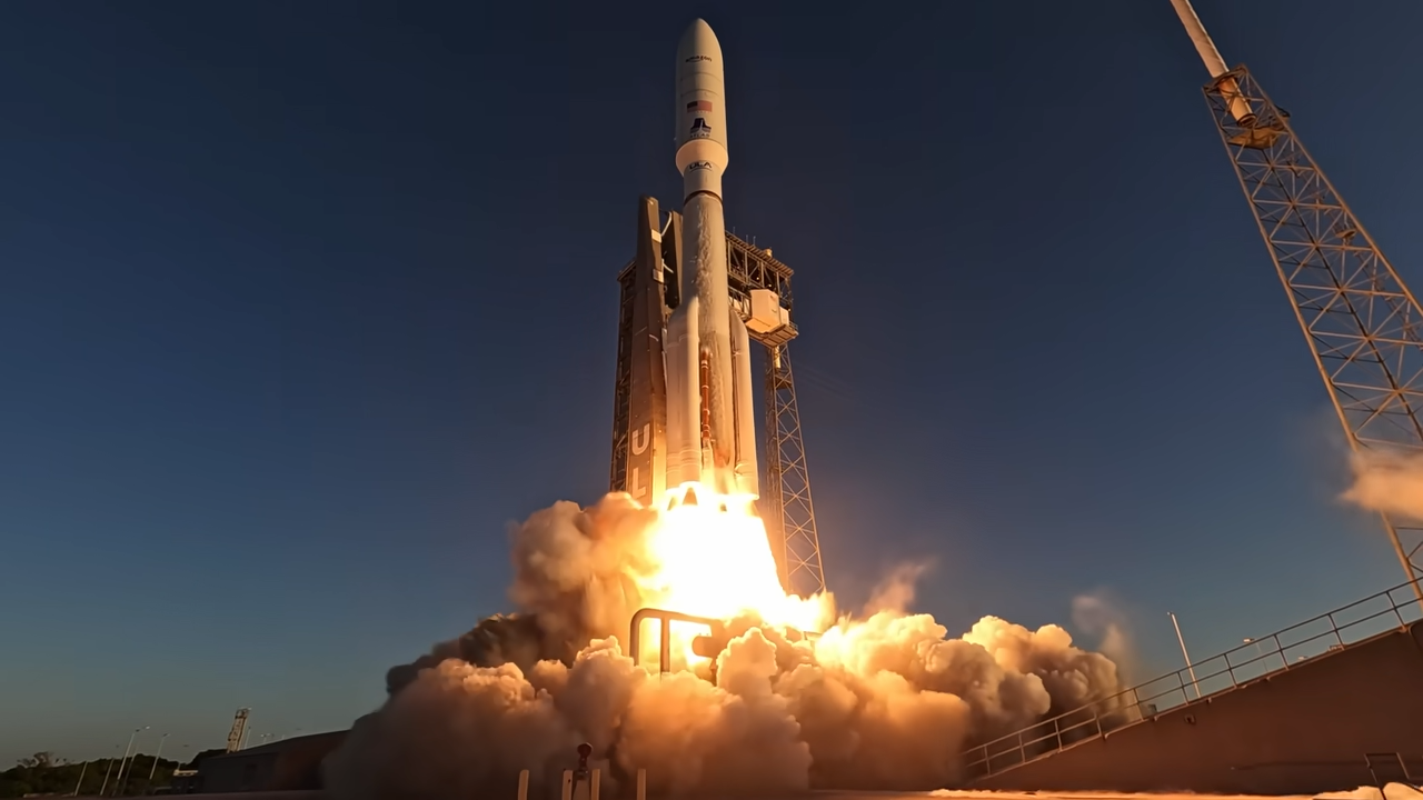 Watch a 205 ft rocket launch with 2.7 million pounds of thrust - 