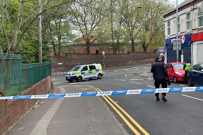 Riot police swarm streets outside HMP Birmingham as man spotted on wall