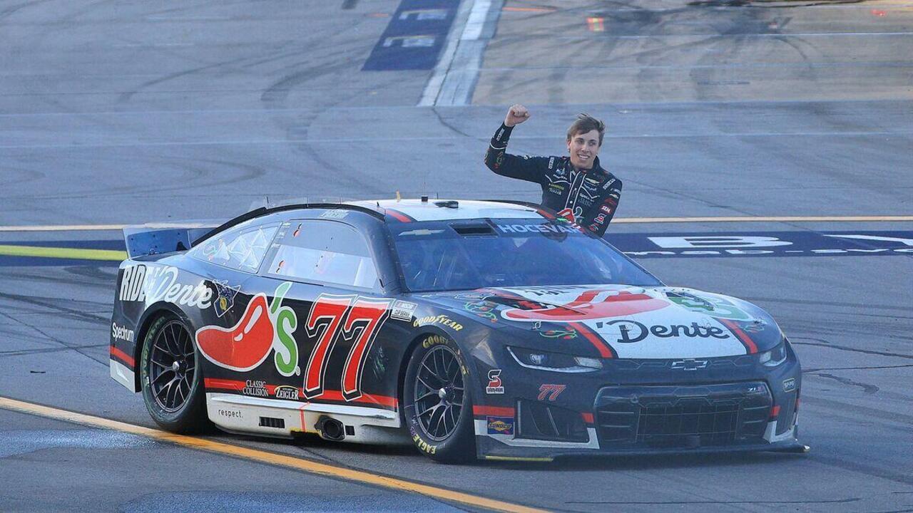 Clamoroso in NASCAR: pilota vince la gara e si sporge dall’abitacolo ...