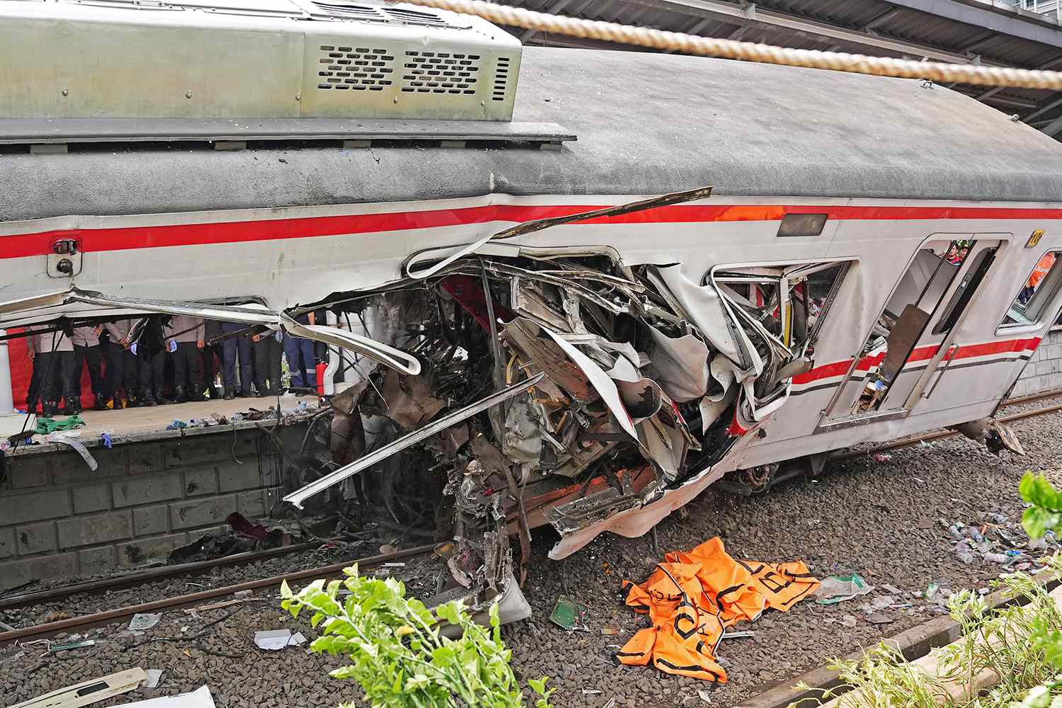 15 women confirmed dead in train crash, at least 88 other passengers ...
