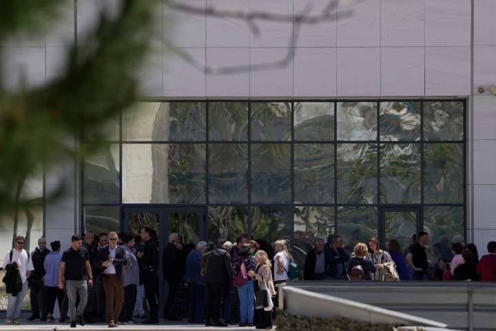 Gunman opens fire at 2 locations in Greek capital, wounding several
