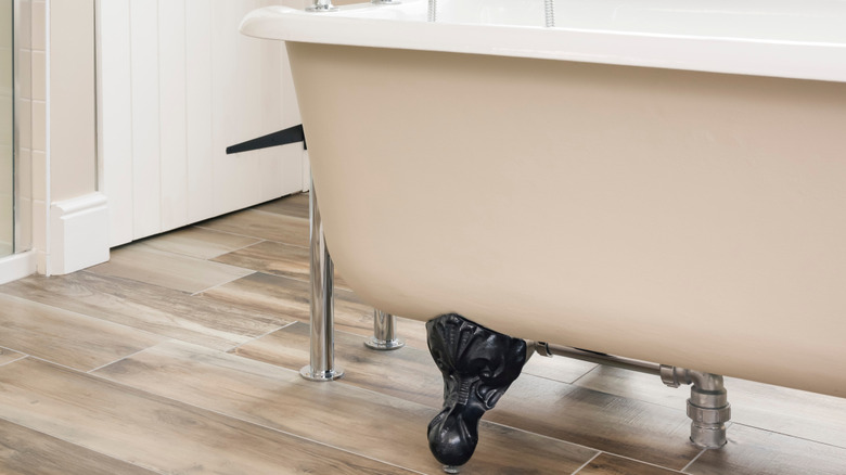 Goodbye boring bathtubs: The retro design that gives your tub an ...