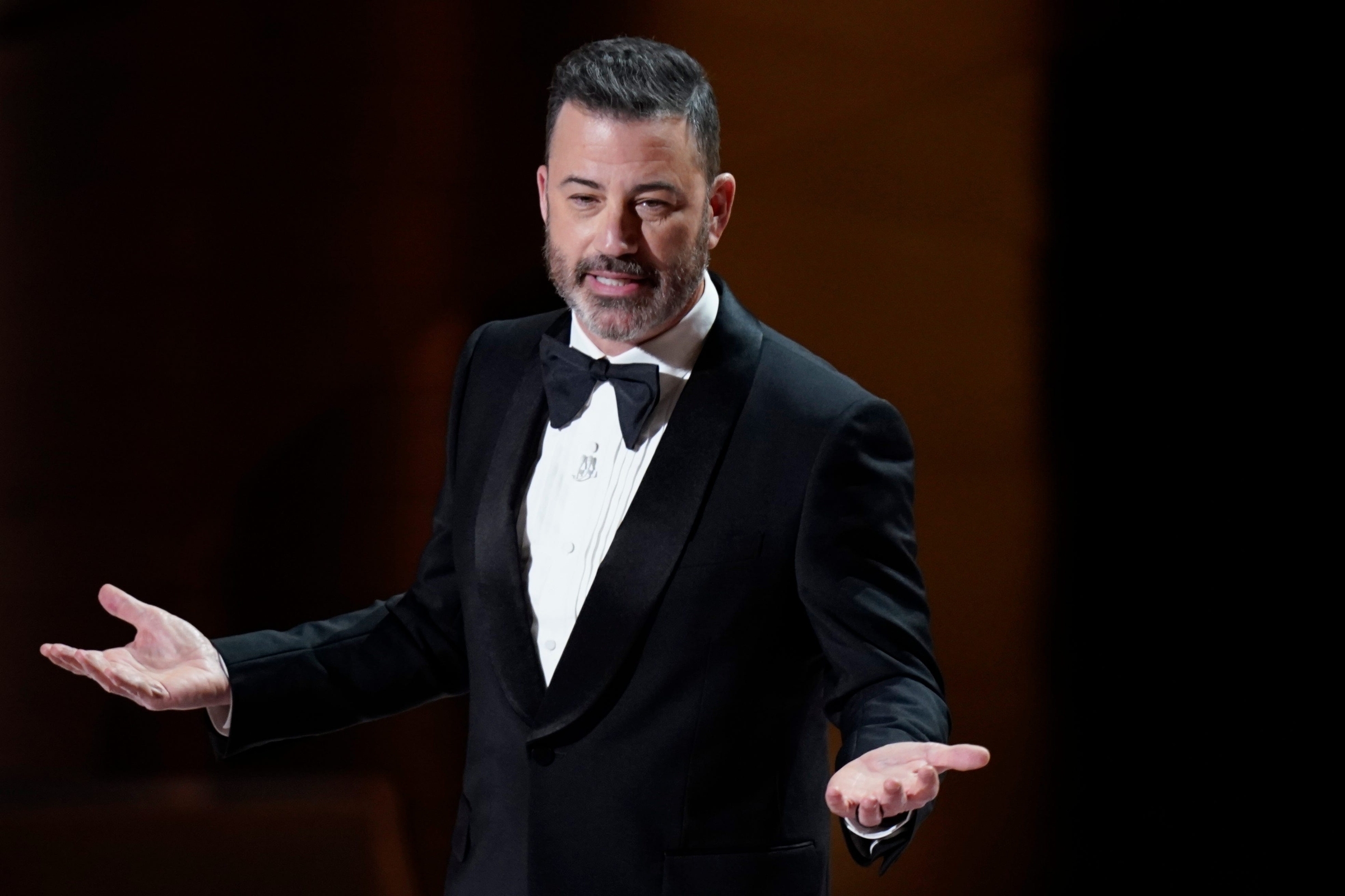 Jimmy Kimmel giải thích câu đùa 'góa chồng' về bà Melania