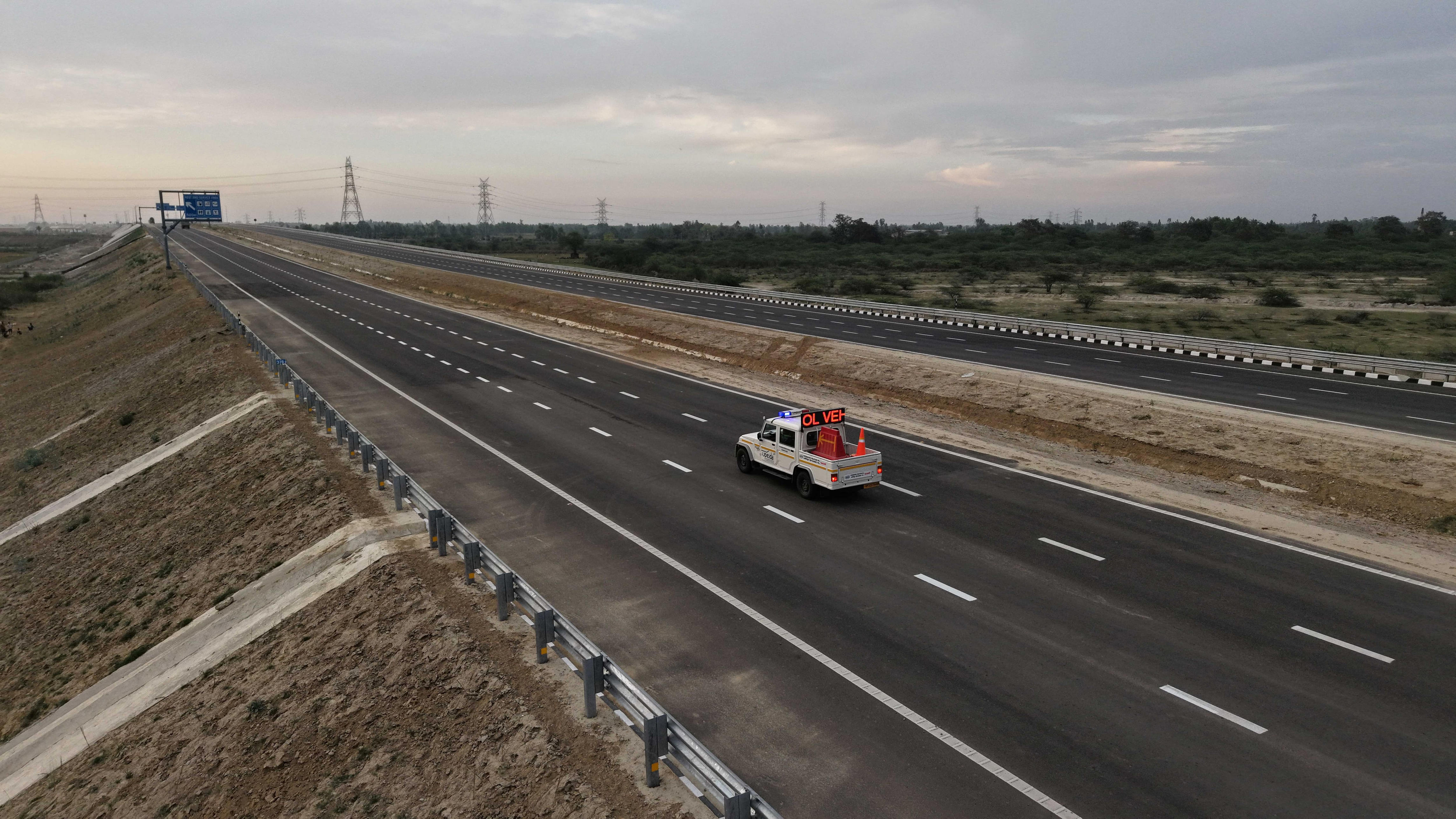 Photos: 594km का सफर केवल 6 घंटे में, यूपी के 12 जिलों और 518 गांवों को ...