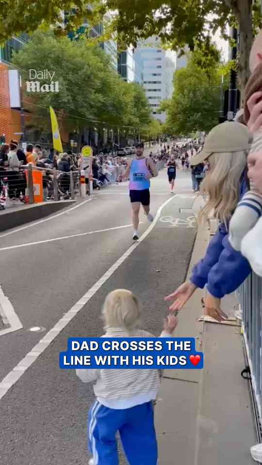 Dad carries children across finish line in emotional race moment