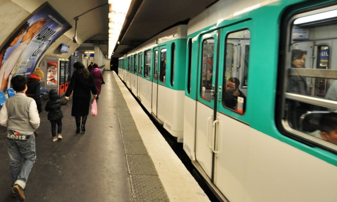 Hombre ataca con un machete a pasajero en la cara en andén del metro ...