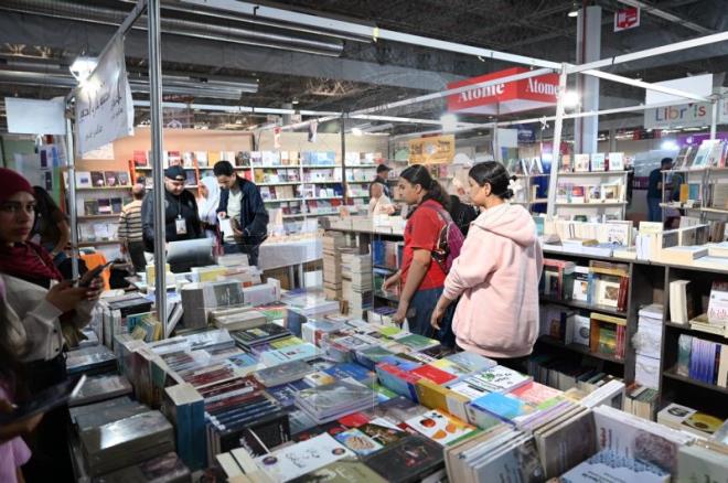 معرض تونس الدولي للكتاب: "تيك توك" و"أنستغرام" يقودان اليافعين إلى أجنحة دور النشر واستياء من قلة الكتب بالإنقليزية