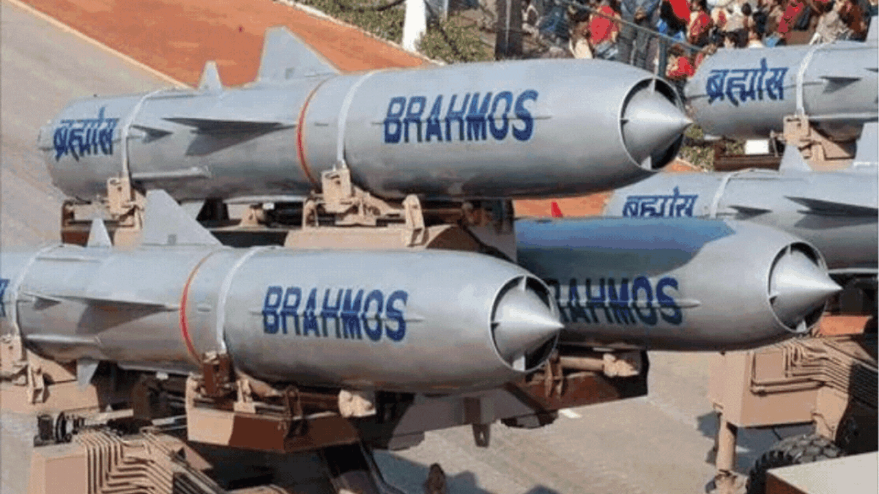 Pakistan Army conducts Fateh-II missile launch