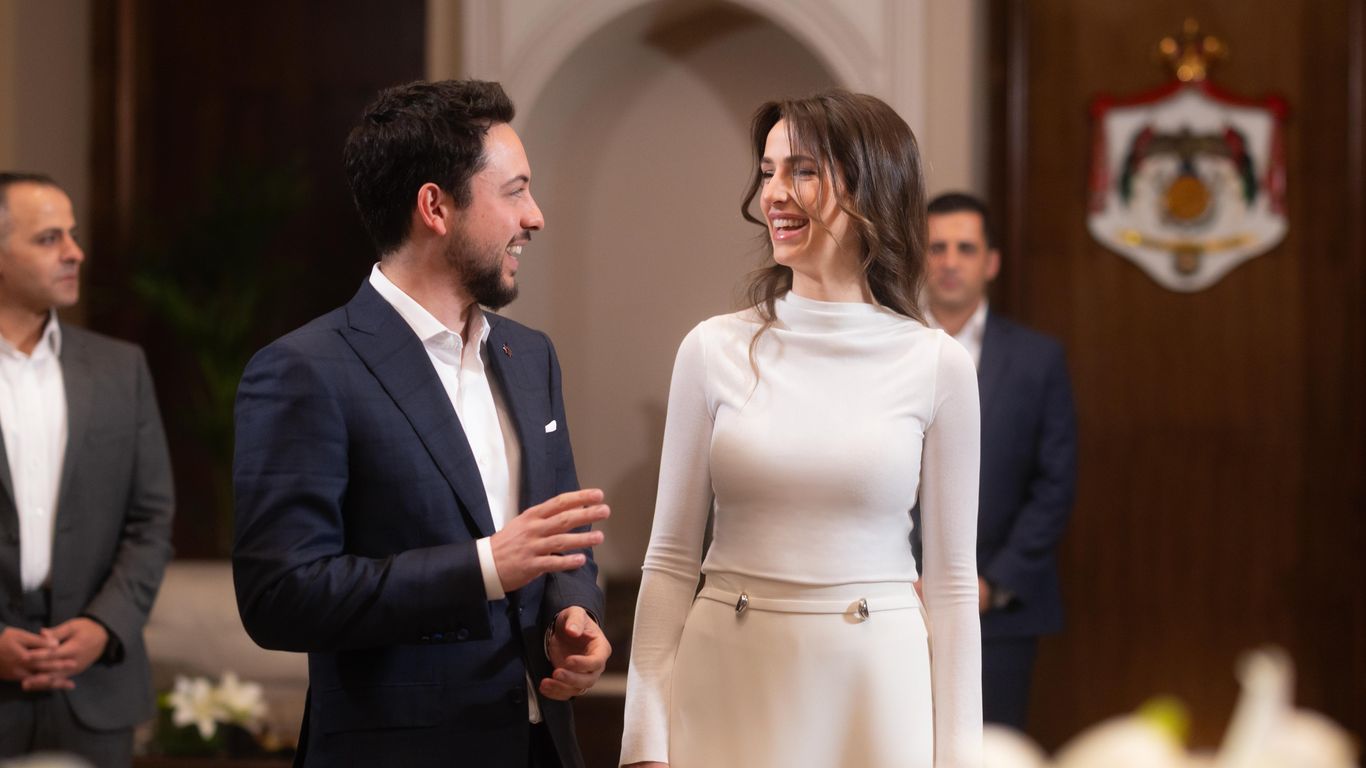 Rania de Jordanie et le prince Hussein félicitent Rajwa pour son 32e ...
