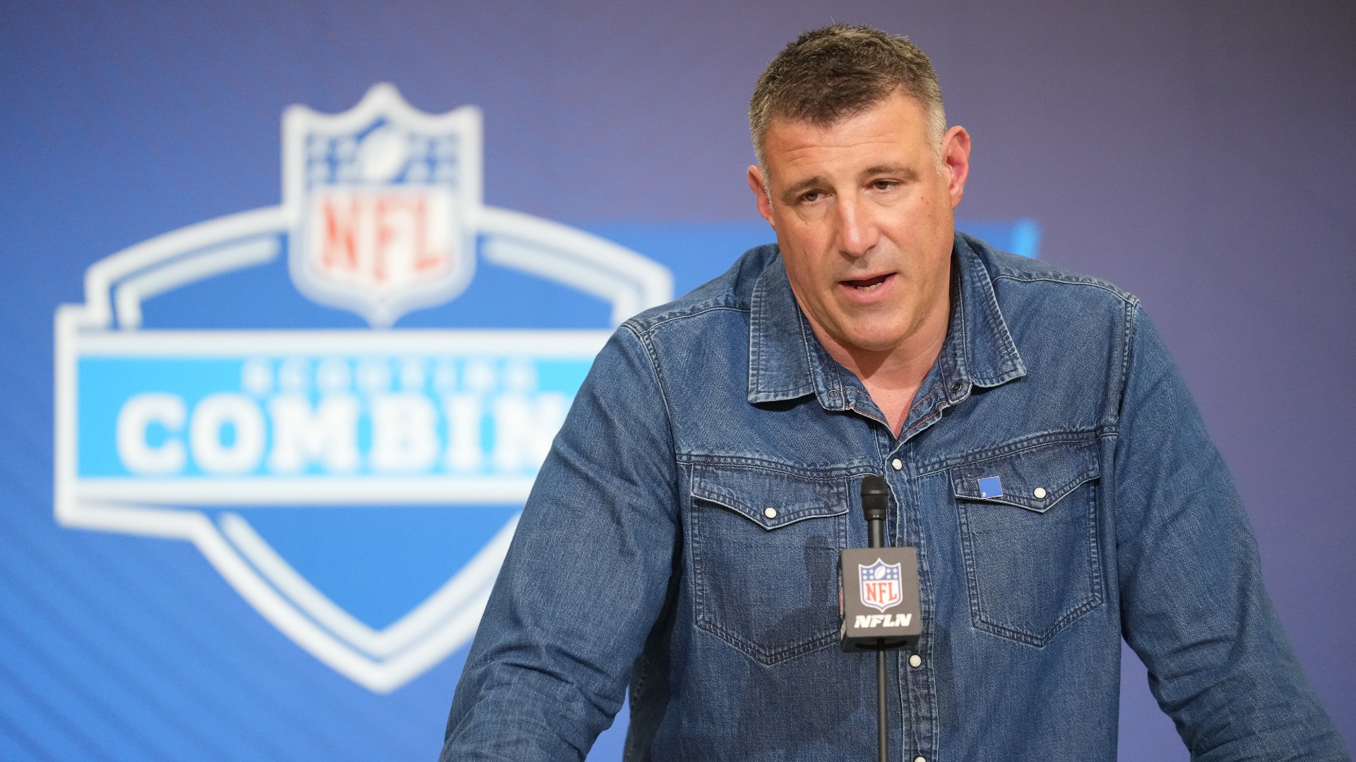 Mike Vrabel balances family time and NFL draft responsibilities