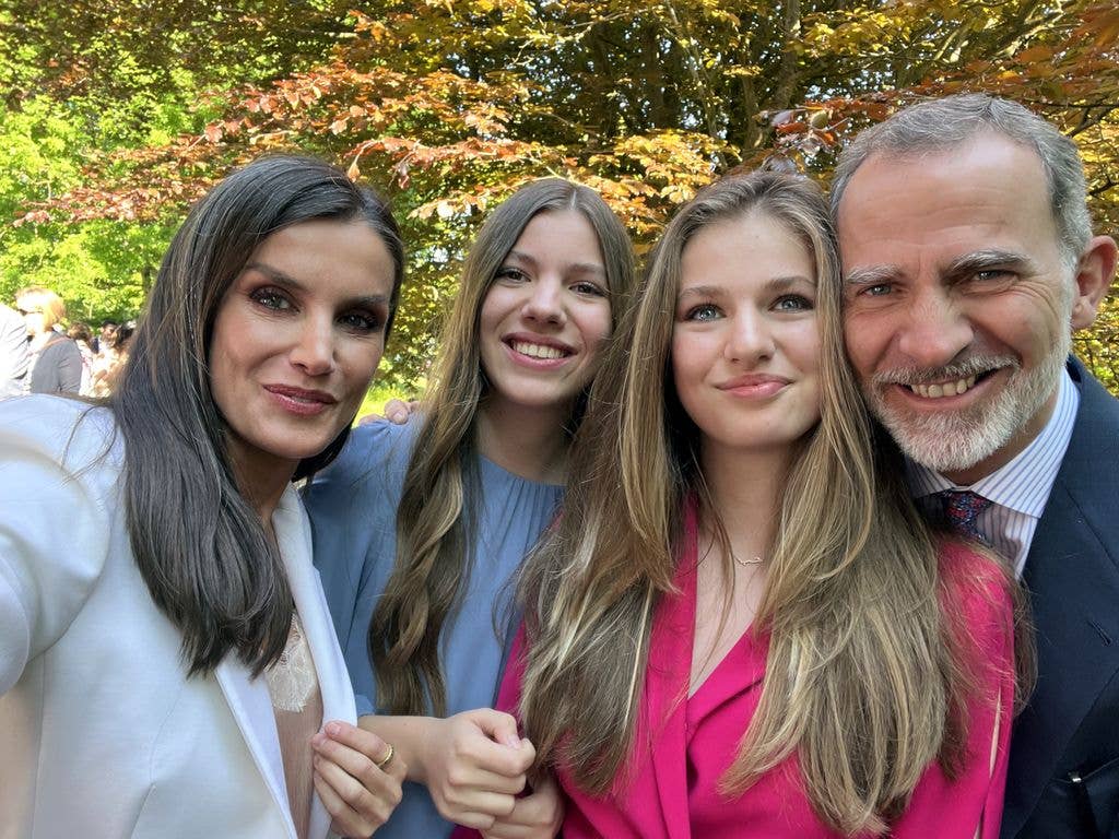 Leonor, in pink, standing between her father King Felipe VI and her younger sister Infanta Sofia as mum Queen Letizia snaps a family selfie