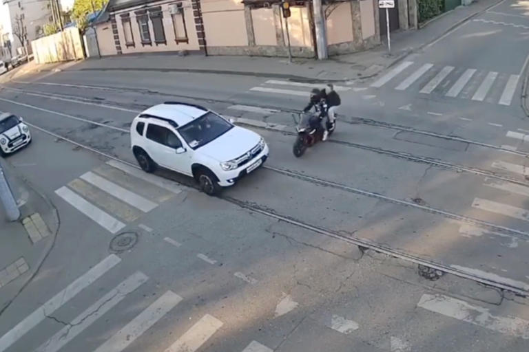 Horrific moment motorcycle smashes into car, killing rider and ...