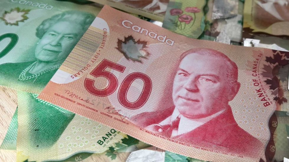 De l'argent canadien. 