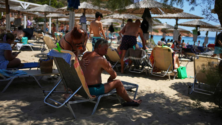 Impact of sunscreen on coral reefs and safe alternatives for beachgoers