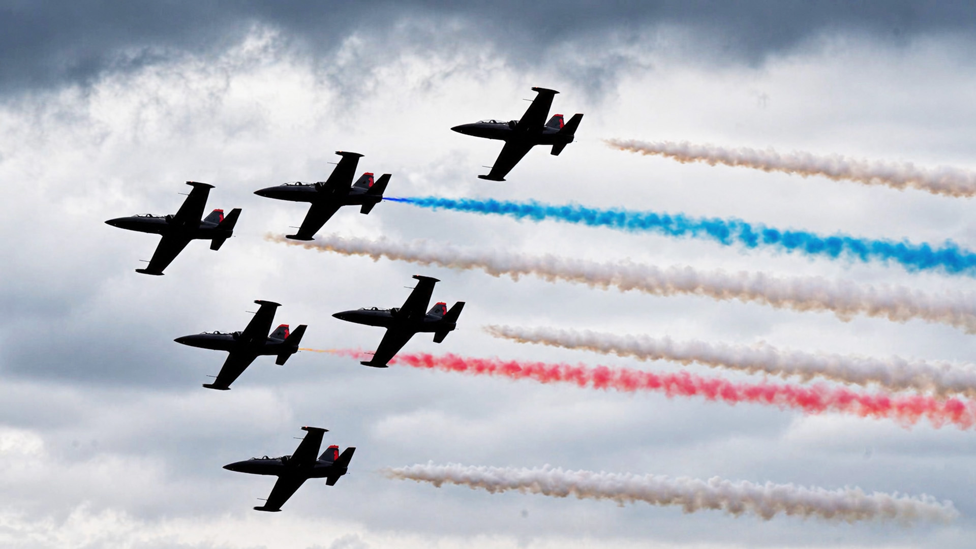 Aircraft perform aerobatic maneuvers at Wings Over Solano