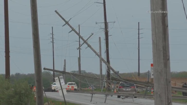 Thousands without power after strong winds sweep through Chicago, NW ...