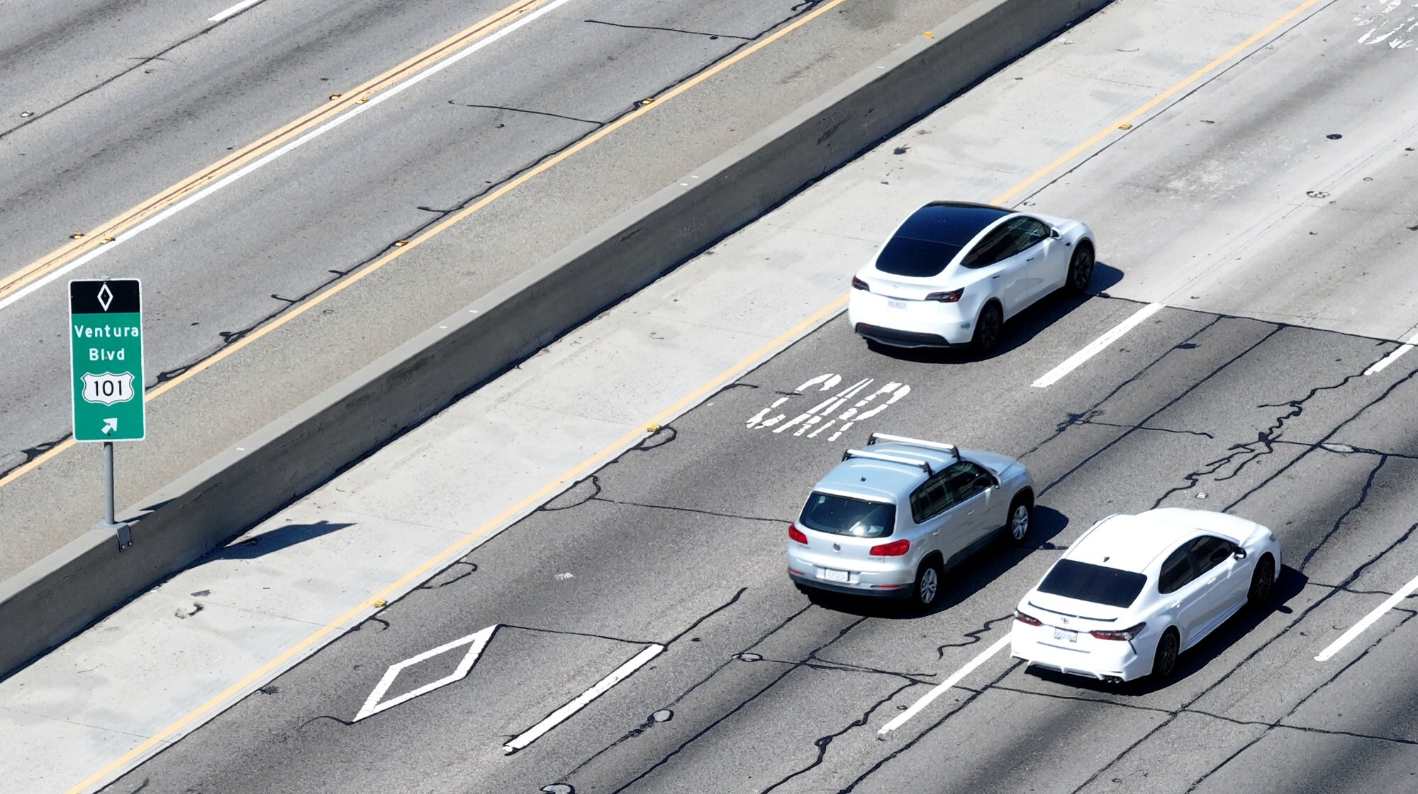 Why do carpool lanes have different markings in different counties?