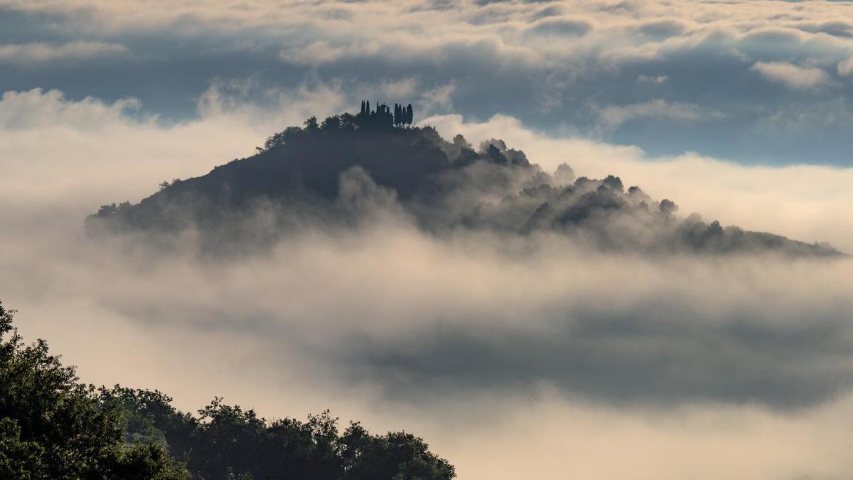 La colina de Santa Perpètua queda como una isla entre el mar de niebla