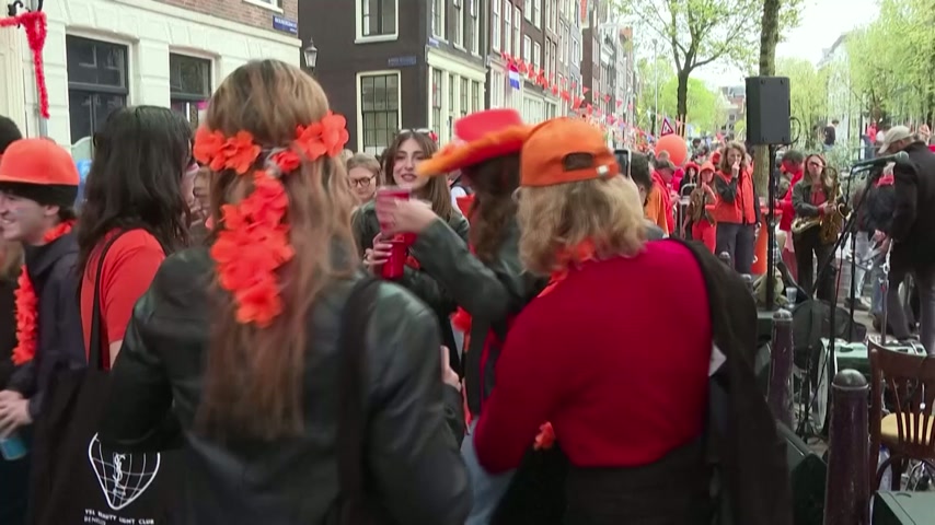 Miles abarrotan las calles y canales de Ámsterdam para celebrar el ...