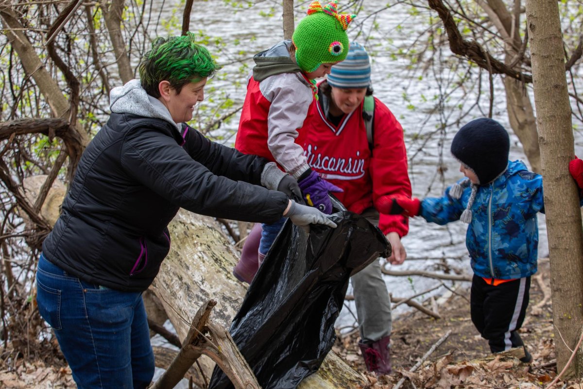 Look: 2,082 participate in Wisconsin clean-up project, break world record