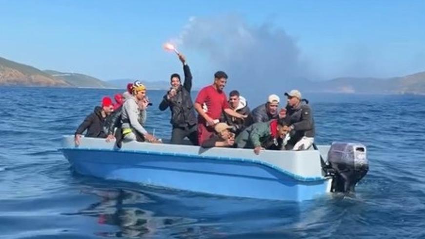 Barca di migranti in avaria, l’incontro col pescatore sardo e i ...