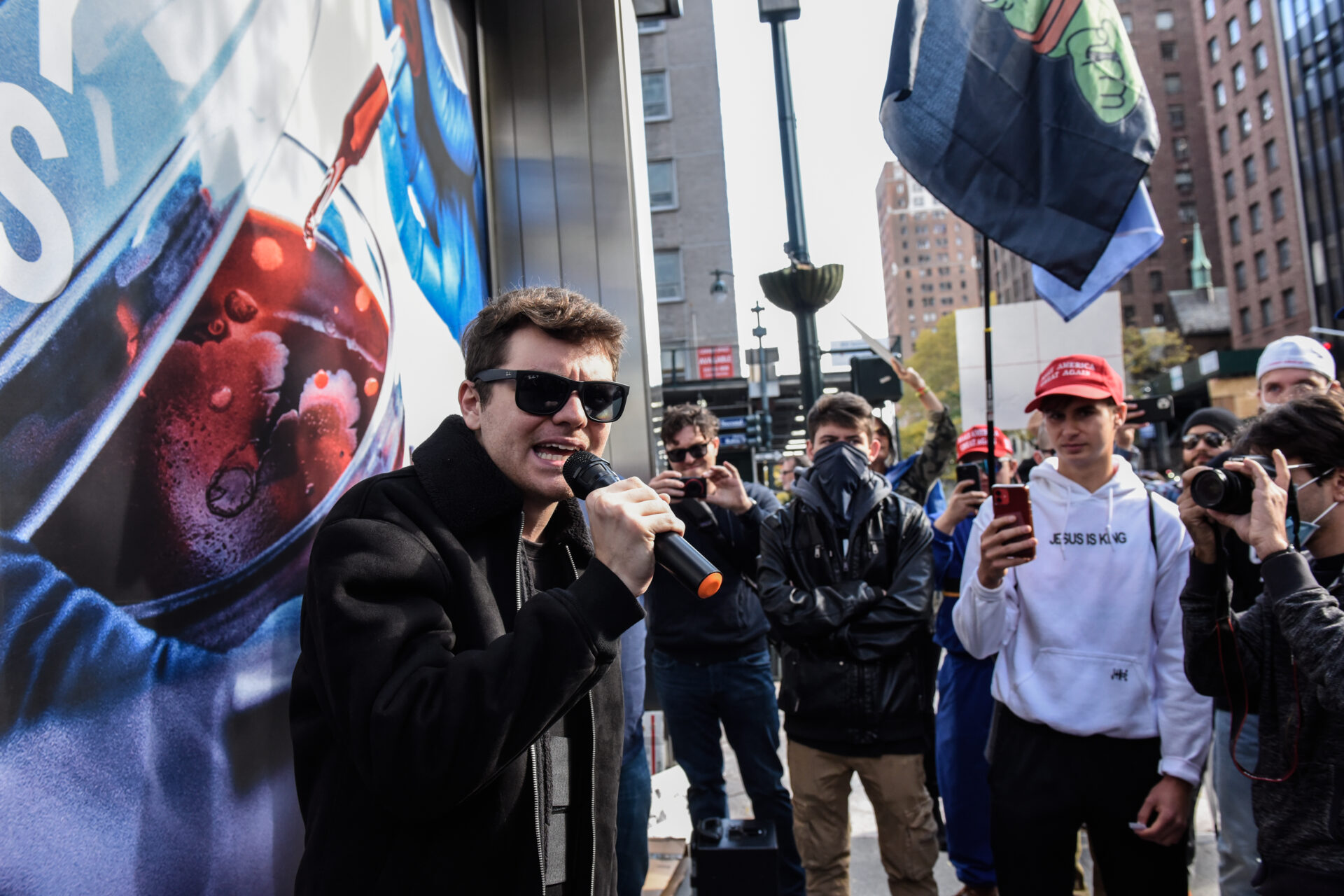 Nick Fuentes acumula casi un millón de dólares con mensajes de odio