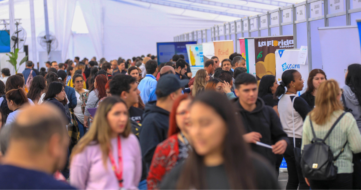 Hay más de 1.400 vacantes: la feria laboral en Santiago para conseguir ...