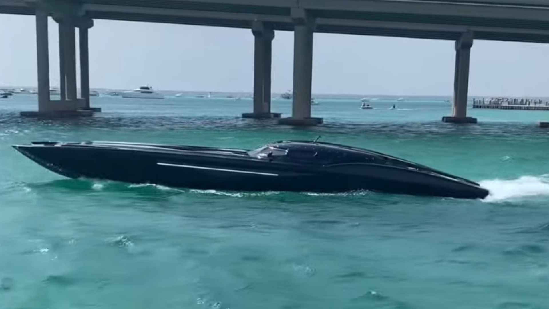 2,700-HP Corvette boat outruns the cops, watch