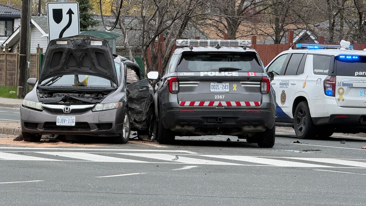 3 people injured in Etobicoke crash involving police car