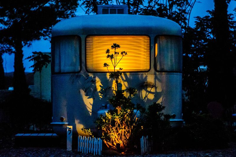 A historic Arizona motel where guests still get real metal keys, a ...
