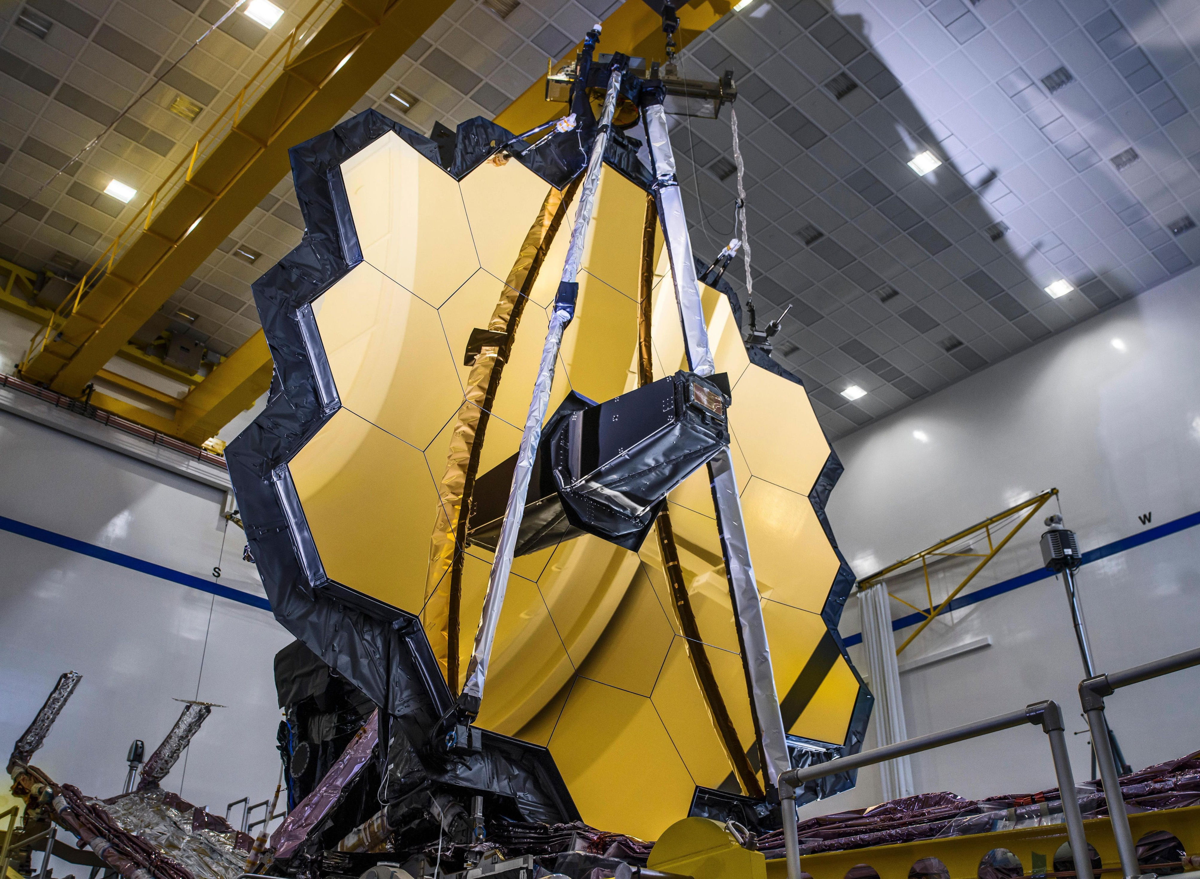 El James Webb rompe la física: Encuentran una galaxia gigante que no ...