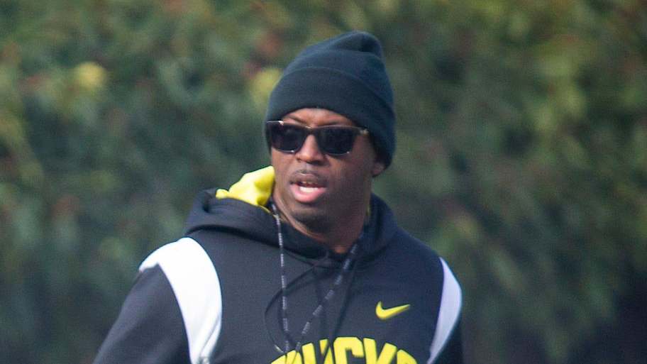 Oregon’s Chris Hampton pays visit to elite two-way recruit