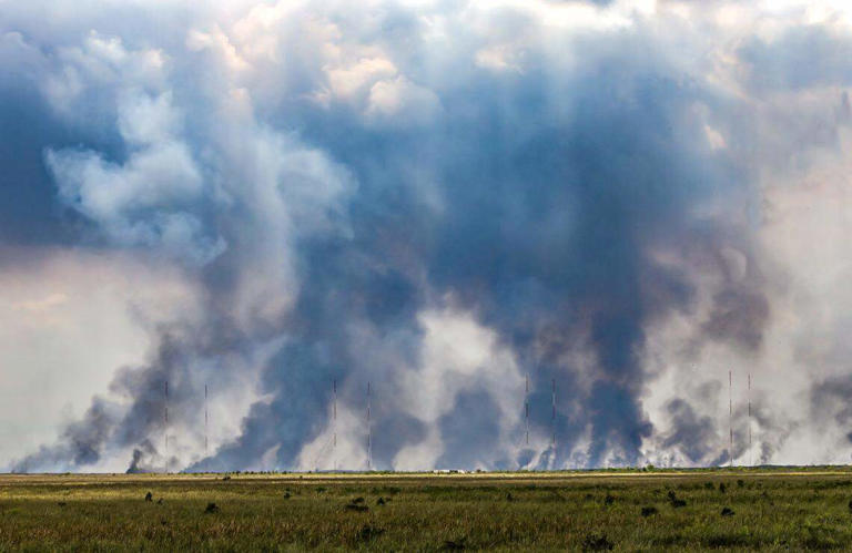 Large smoke plume from 8,600-acre wildfire might drift over South ...