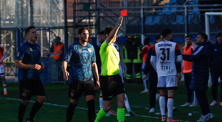 Rosso diretto ai giocatori che si coprono la bocca: via libera dell'Ifab, la nuova modifica al regolamento già dai Mondiali 2026