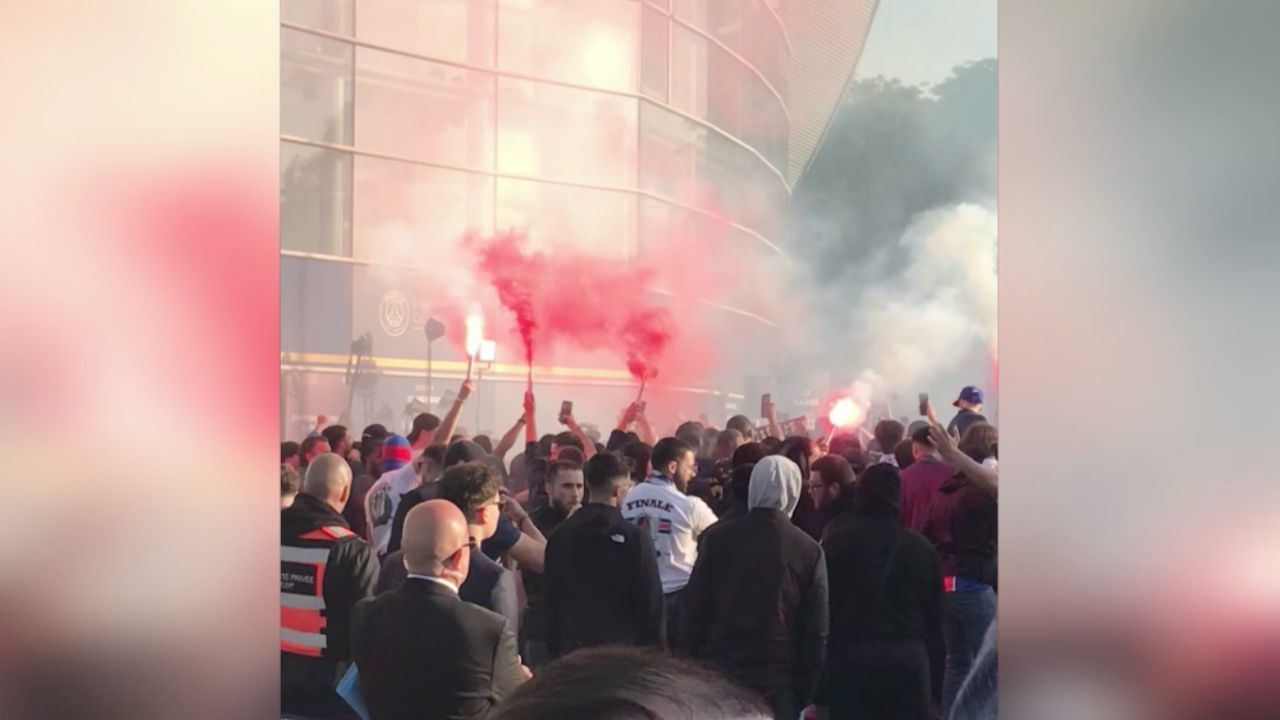 PSG-Fans drehen durch: Wilde Pyro-Party vor Bayern-Kracher