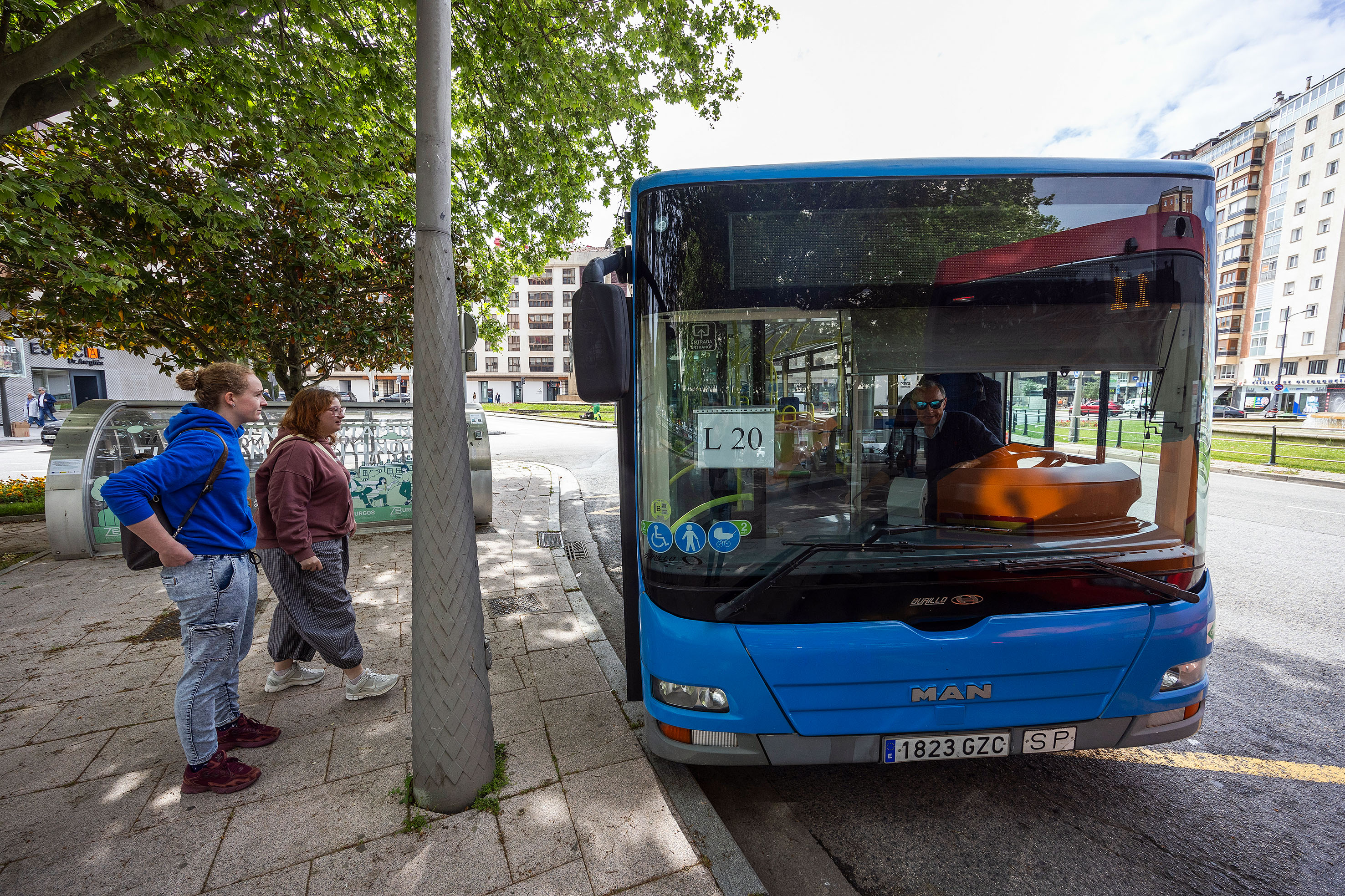 Los autobuses azules ya circulan por Burgos (y gratis) para restablecer ...